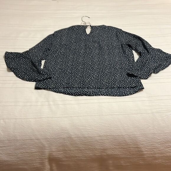 Beautiful flowing Banana Republic Blouse - Picture 3 of 9